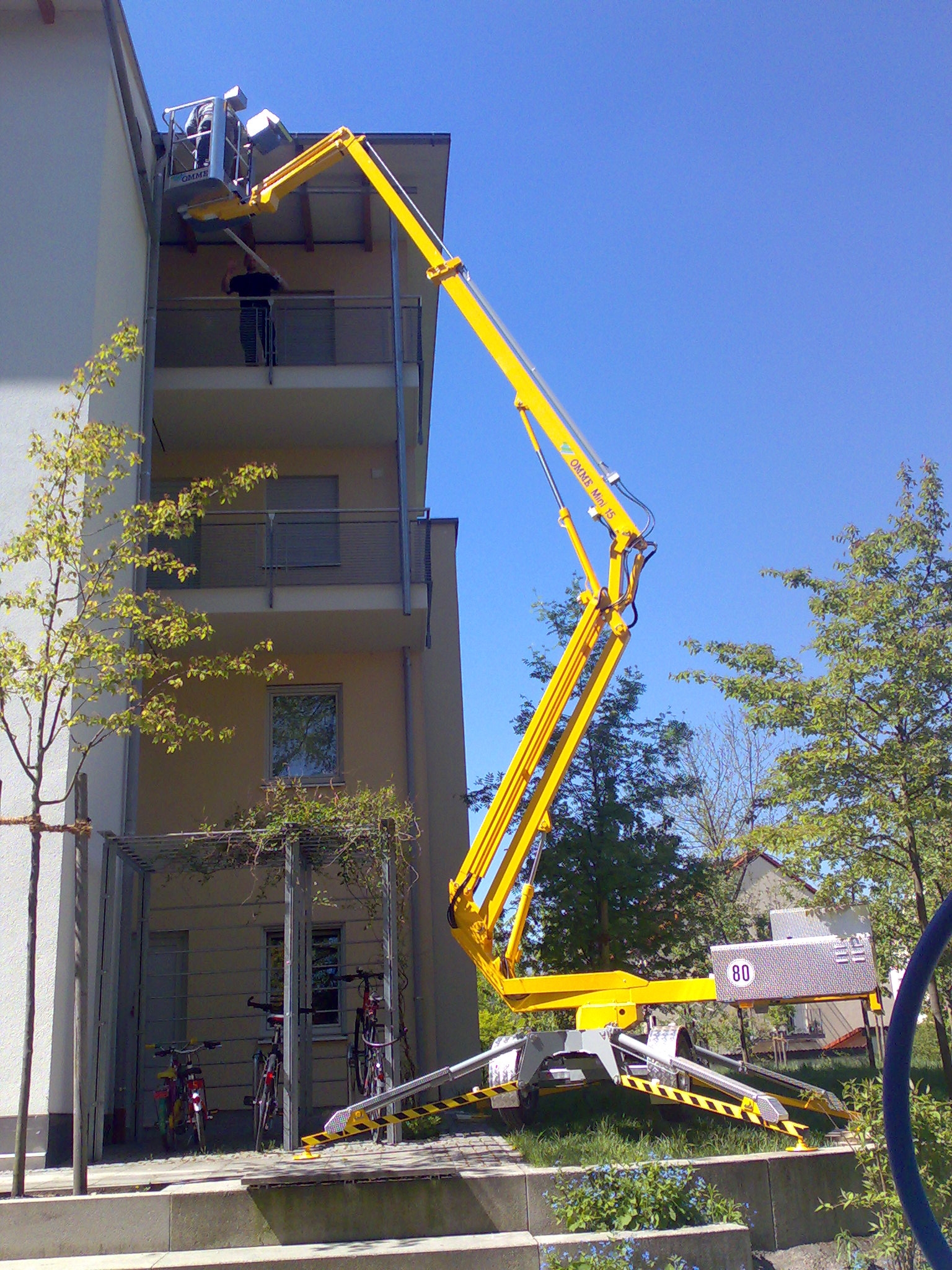 ommelift-mini-15-exj-at-outdoor-maintenance Omme Mini 15 utomhusmiljö